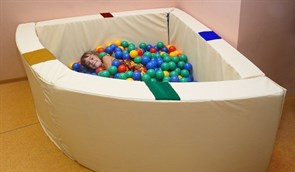 Интерактивный сухой бассейн в форме 1/4 круга с кнопками-переключателями. Размер 150х150х66 см.